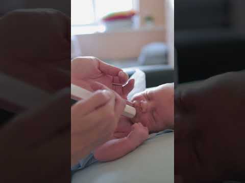 Syringe Feeding a Newborn #breastfeeding #breastmilk #newborn