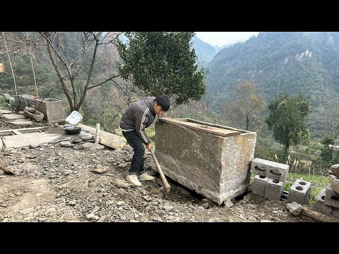 李俊在小院搭建小屋熏腊肉