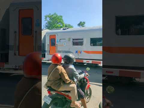 #shortvideo #keretaapi #keretaindonesia #indonesianrailroad #shortsvideo #train #shorts #short #kai