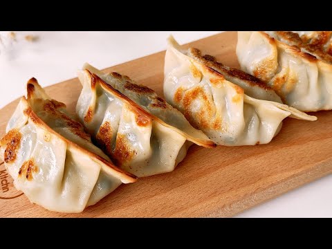 Pork and Chives Chinese Dumplings, Potstickers :: 猪肉韭菜饺子