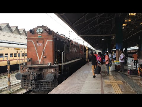 02327/Upasana Super Fast Special Fare entering at Howrah Junction, Indian Railways Video 4k ultra HD