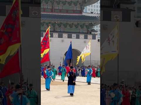 Reenactment in Joseon Dynasty period costumes at Gyeongbokgung Palace, Seoul, South Korea. #travel