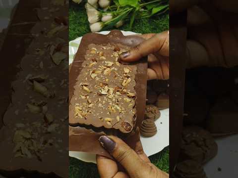 #చాక్లెట్ లో వాటర్ పడితే ఇలా అయింది😌 #chocolaterecipe #viralshort #trendingvideo #ytshorts