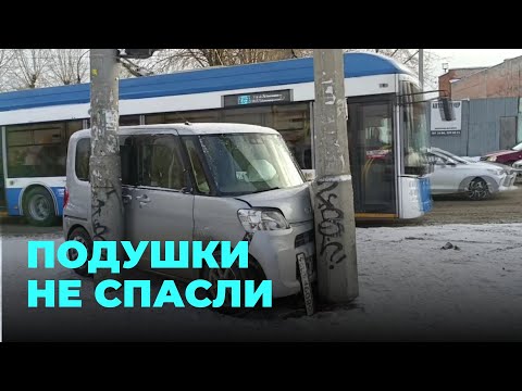 Водитель микровэна скончался после столкновения со столбом