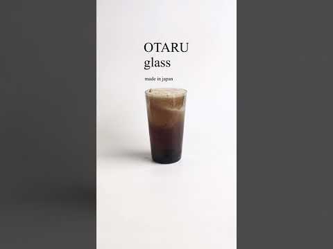 グラスにコーラを注いで…。スモーク色のこのガラスは、破棄する車の窓ガラスをアップサイクルした小樽再生ガラス。日本製の吹きガラスです。口もとが薄いので、喉ごしも良い #ガラス工芸  　#sdgs