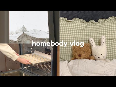 cozy homebody vlog 📺 snow day, baking, crocheting, movies & good food