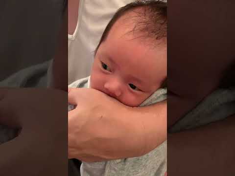 赤ちゃん　癒し　可愛い　居眠り　間違えて指をおしゃぶり　baby sleeping 3