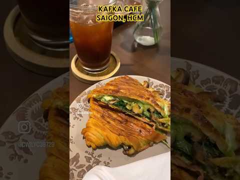 【KK在越南】越南🇻🇳胡志明市-KAFKA CAFÉ吃熱壓三明治🥪滿滿蔬菜和起司、青醬加上pesto，一口下去滿滿香味！店內還有胖胖的可頌🥐喔！ #越南  #kafka