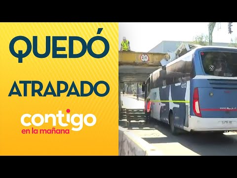 Bus quedó ATRAPADO en paso bajo nivel en Estación Central - Contigo en la Mañana