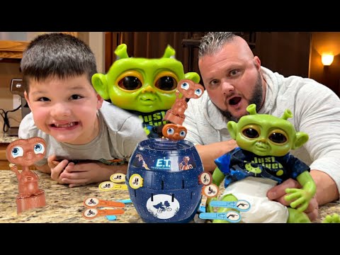 FUNNY ALIEN GAMES! Caleb Plays NEW game with Mom, Dad and green aliens! ET POP UP Game for kids.