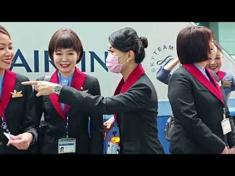 （4K)華航新年新裝，空姐執勤褲裝首度曝光#中華航空 #華航 #chinaairlines #taiwan #桃園機場#空姐