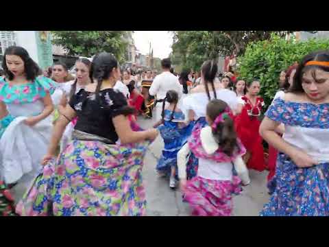 Que bonita La Tradicion de Bailarle a La Virgen de Guadalupe en la Procesión