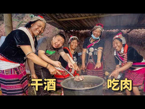 In a Village in Yunnan, Inviting all the Aunties to Eat Together. I Can't Even Drink Against Them.