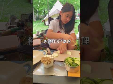 超美味韓式燒肉｜用美美的露營烤盤做美味的韓式燒肉。五花肉片+洋蔥+蔥段+蒜頭+阿珠嬤韓式醃烤肉醬+醬油+糖+黑胡椒  #露營料理 #劉太太和你露營趣 #劉太太和你吃美食 #neoflam #韓式燒肉