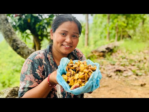 Aaru ra achar in the plastic yummy..Binita nanile ￼vlogging gardai😂#siruthapamagar#villagelife#vlog