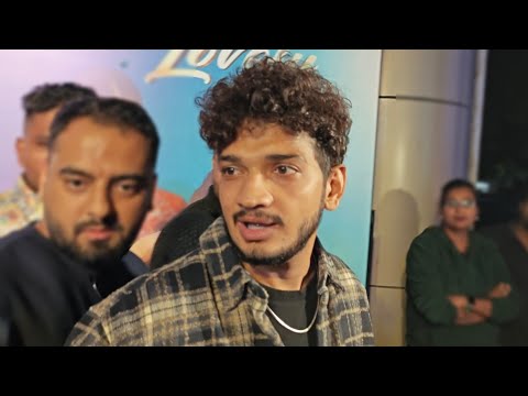 Munawar Faruqui Click Picture With Fans Leave After Ravi Dubey Birthday Party