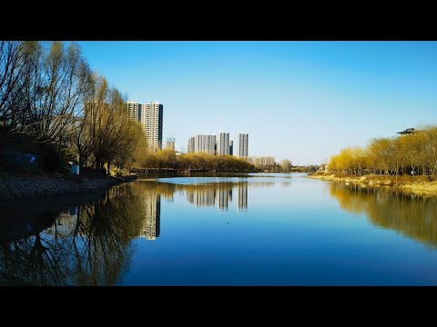 郑州西流湖通航夜游设想，美中有遗憾，湖水碧清天湛蓝，水面独缺一叶舟