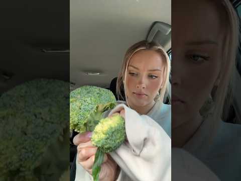 Using broccoli for fake freckles #ytshorts #makeup