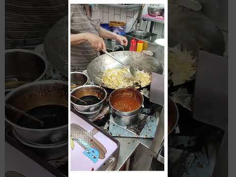 Singapore Hawker Char Kway Teow #hawker #charkwayteow #炒粿条 #小贩中心 #新加坡美食