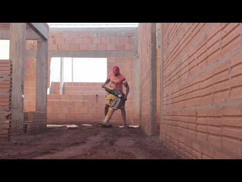 CONSTRUINDO A PRÓPRIA CASA #41 - COMPACTANDO O SOLO COM SAPÃO