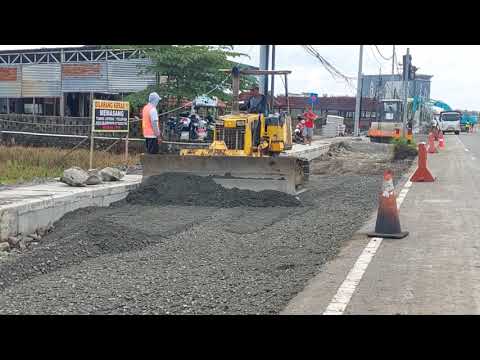 KOMATSU MEDIUM BULLDOZER SPREDING BASE A for WIDENING NEW ROAD !!!