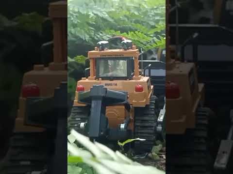 bulldozer mendorong reruntuhan pohon #rc #kontruksi #viral #toys #huina #rcconstruction #mainananak