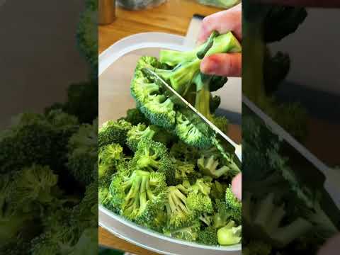 How to cut broccoli florets 😅 #Broccoli #KnowYourProduce #producetips #broccoli