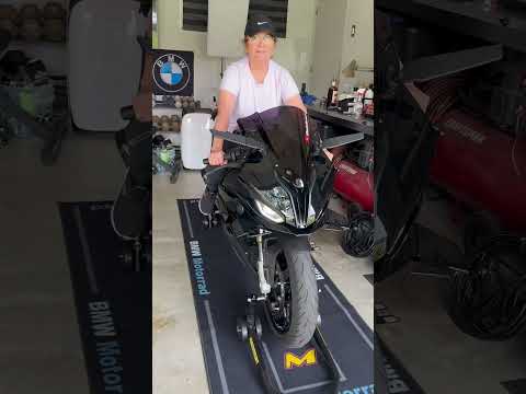 Mom rides S1000RR #2023bmws1000rr #grandma #bmwm1000rr #yolo #bucketlist