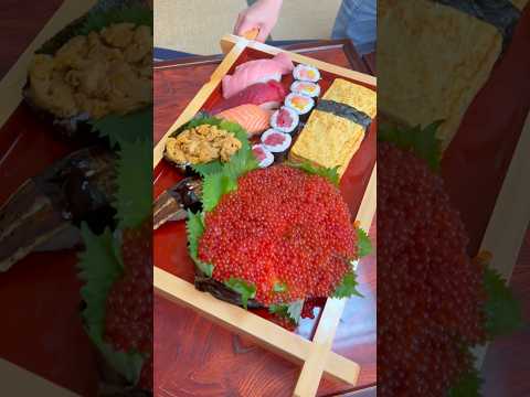 圧巻のサイズの日本一の巨大鮨！(An impressively large piece of sushi, the biggest in Japan!) #food #shorts #sushi