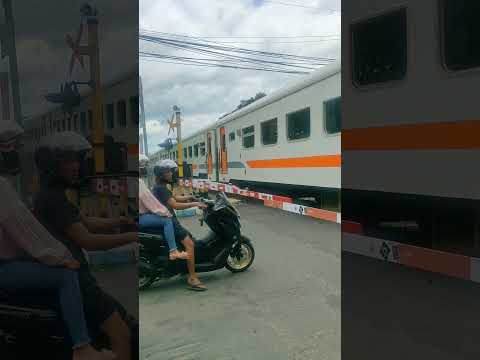 #shortvideo #keretaapi #keretaindonesia #indonesianrailroad #shortsvideo #train #kereta #railway