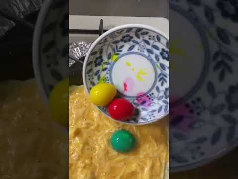 【衝撃】オムレツを切ったらまさかの〇〇が飛び出してきた #shorts  #omelette  #オムライス  #オムレツ  #easter