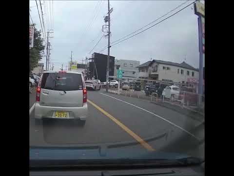 ここのエスポット逆走して駐車場入る奴多いよな