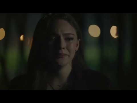 Legacies S02E01 Hope see Landon and Josie Kiss