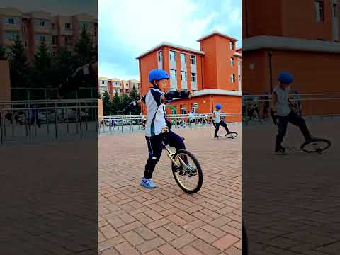 Este niño intenta montar una bicicleta de una rueda ❤️