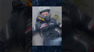 hilang kendali motovlog cewek ini sampe terjatuh dari motornya #shorts