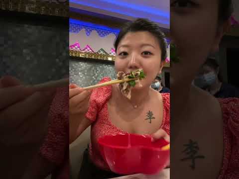 Revolving Hotpot with Robot Servers 🤖