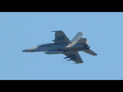 RARE US Navy Boeing F/A-18E/F Super Hornet landing at Moffett Field (VAMPIRE15)