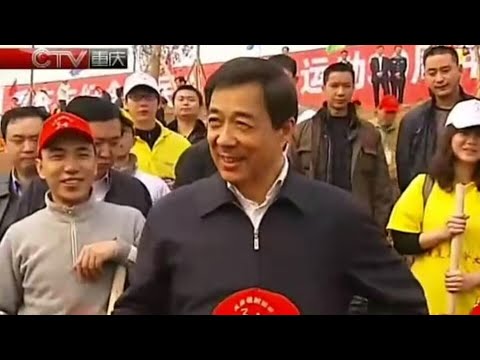 【薄熙来】黄奇帆与市民参加植树活动