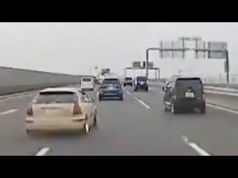 DRドライブレコーダー ホンダ シビック高速道路 追突事故 動画 日本