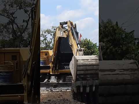 cat 307 mini compacting concrete debris on the new road layer