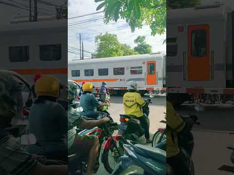 #shortvideo #keretaindonesia #shorts #railfans #indonesianrailways #train #short #shortsfeed #kai