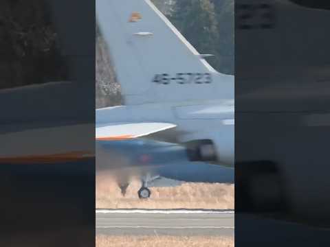 百里基地番外編‼️離陸するT-4とすれ違うF-2戦闘機 #百里基地　#T4 #F2 #shorts