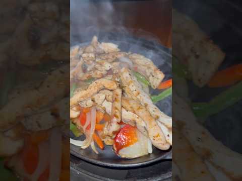 CHICKEN FAJITA PERFECTION 😍 | ULTIMATE COMFORT FOOD #fastfood #foodshorts #shorts #fyp #foodie