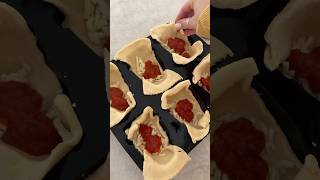 Easy skull pizza 💀🍕 #spookyseason #halloweenfood #easydinner #easydinnerideas #asmr