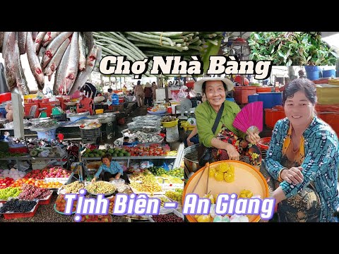 buổi sáng tại chợ nhà bàng nhộn nhịp bà con bán đầy đủ các mặt hàng. Tịnh Biên An Giang. NĐAG