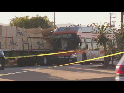 Accidente de Bus Metro 266 con Camión 12 Lesionados en Blvd Rosemead y Calle Klingerman El Monte, CA