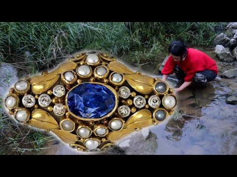 The secret in the cave! The girl discovered a giant mussel with priceless pearls in the riverbed