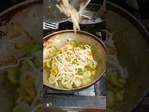 कैसे बनाये अंडा नूडल्स😱#newrecipes#😋newomllet#eggnoddles#eggcart#viralshort