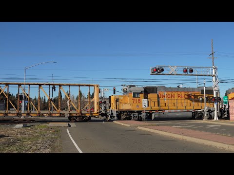 UP 662 Florin Flyer Local, SACRT Light Rail | Marketplace Ln. Railroad Crossing Rancho Cordova CA