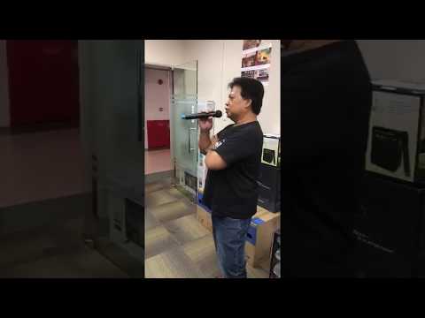 customer singing on MOMENT GEN2